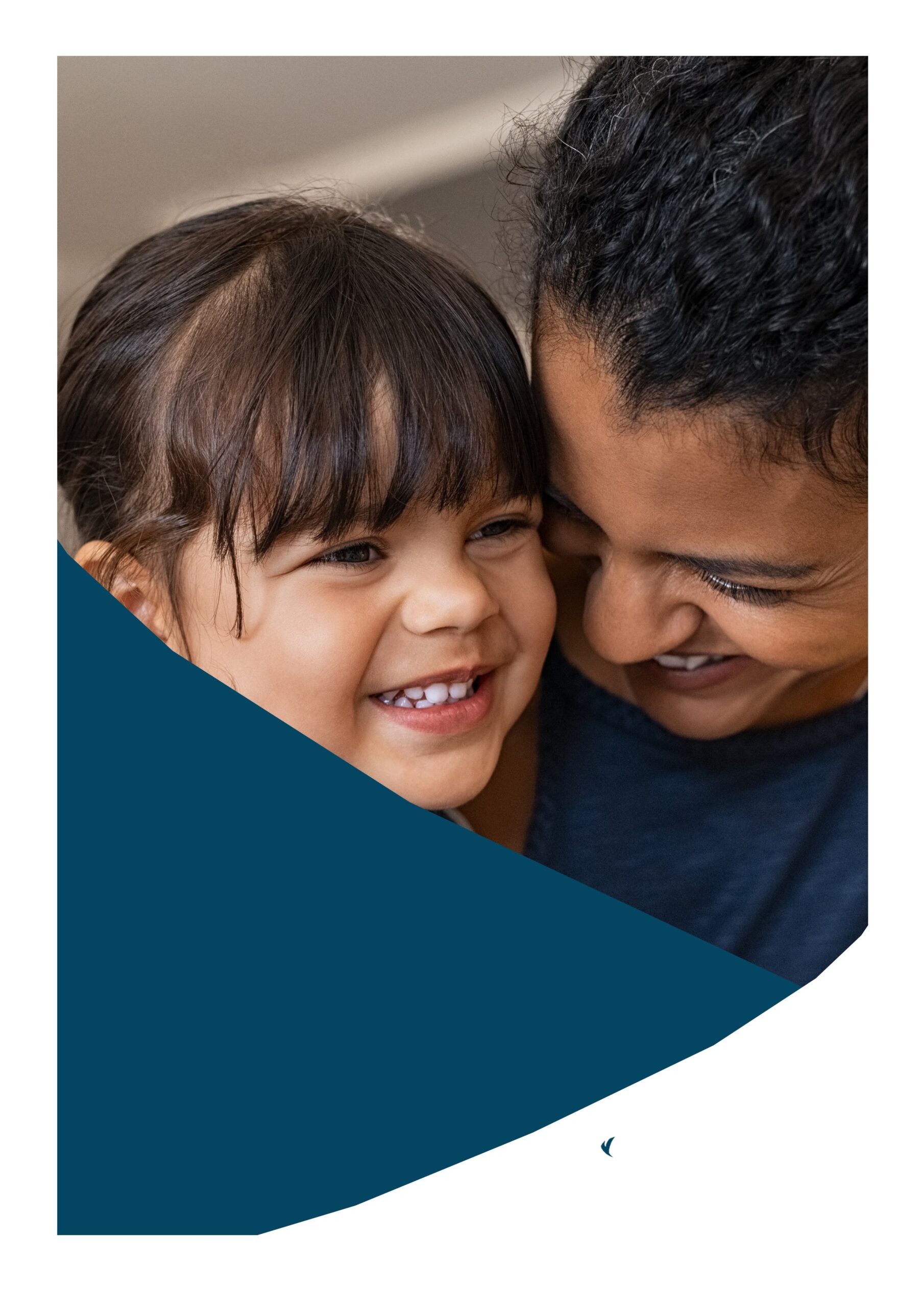 Barn og voksen smiler sammen – symbol på trygge relationer og trivsel hos Familieløft